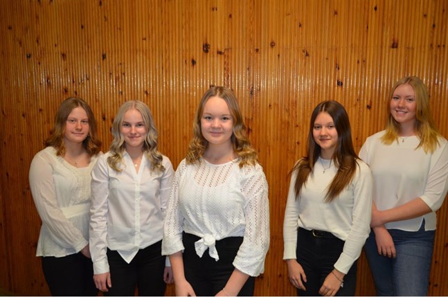 Årets luciafölje består av Wanja Pettersson, Alexandra Nyman, Alvina Passell, Nicole Snellman och Linnéa Nyman.