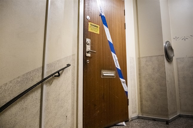 I flera år hölls en man, nu i 40-årsåldern, isolerad i en lägenhet med sin mamma, uppger mannens syster – som nu berättar om uppväxten.