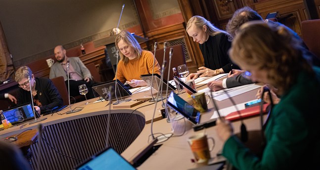 Regeringen ska diskutera coronaläget och införskaffandet av coronavaccin i Ständerhuset i Helsingfors i kväll.