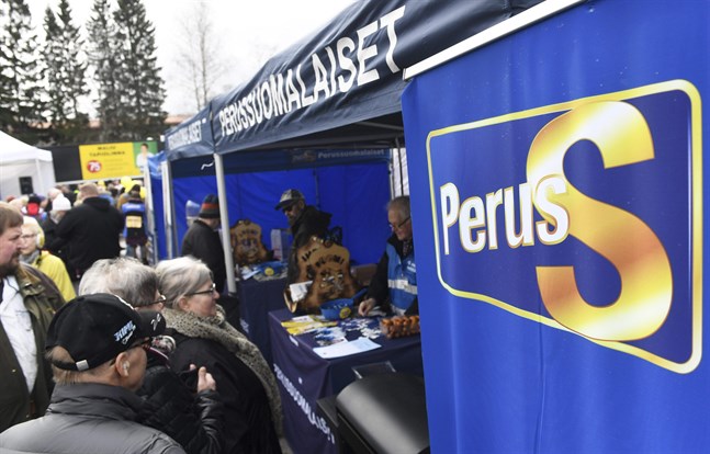 Bara för att
Sannfinländarna liknar andra högerpopulistiska rörelser i Europa är partiet inte verktyg för en auktoritär regim. Bilden är tagen på ett valmöte i Dickursby.