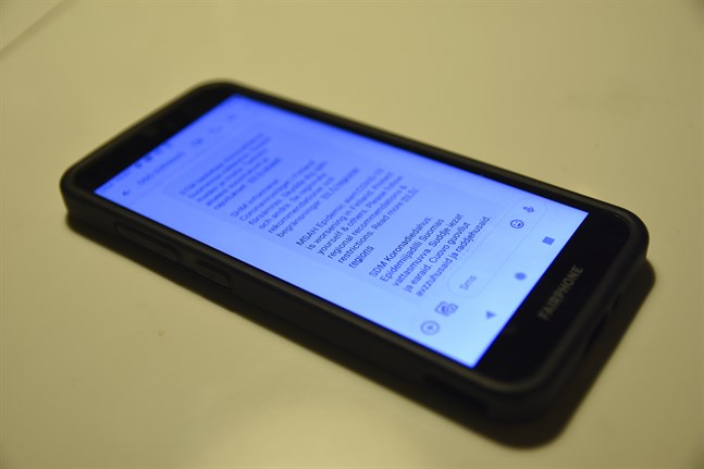 Social- och hälosvårdsministeriet skickar ut ett textmeddelande om det försämrade coronaläget på fyra språk.