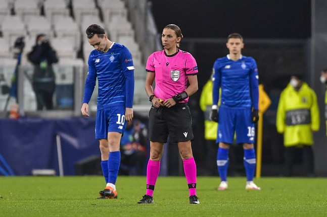 Stéphanie Frappart i förgrunden och två Dynamo Kiev-spelare i bakgrunden i den historiska Champions League-matchen.