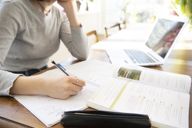 Studier i hemmet är långt ifrån en självklarhet för alla gymnasieelever.