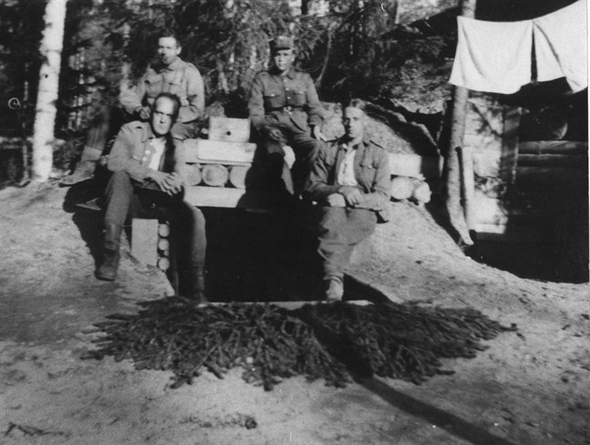 Kanonkompaniets korsu "Arken" på Lobacken i Schemenski på Sviravsnittet. I dörröppningen till höger sergeant Gösta Sundqvist och bredvid honom korpral August Villfors. På taket sitter soldat Ernfrid Ek (till höger) och korpral Holger Ljung.