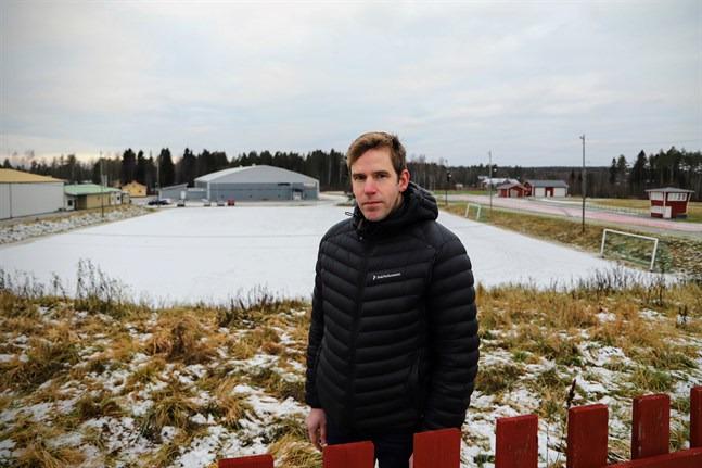 På grusplanen bakom Mikael Appel kunde en ny Pixnehall byggas. Den gamla hallen, till vänster, skulle rivas först när den nya är klar. Det här är en del av Pixnevisionen.