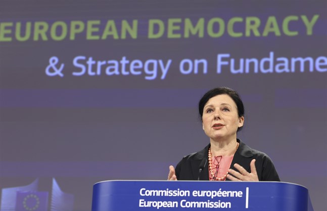 EU:s värderingskommissionär Vera Jourová presenterar sin handlingsplan för demokratin.