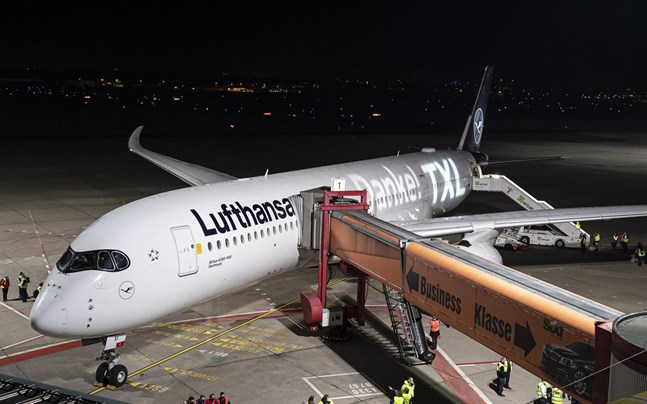Lufthansa tar fler parkerade flygplan i trafik i jul och nyår, då bokningarna ökar kraftigt.