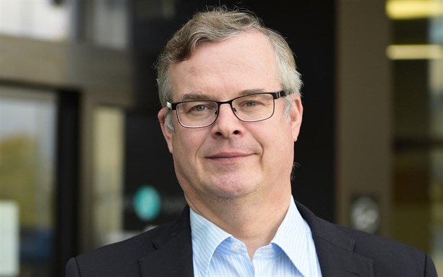 Lasse Lehtonen, diagnostikchef vid Helsingfors och Nylands sjukvårdsdistrikt, tycker att det är juridiskt märkligt att beredskapslagen ska behöva tillämpas för att man ska kunna skydda befolkningen från epidemin.