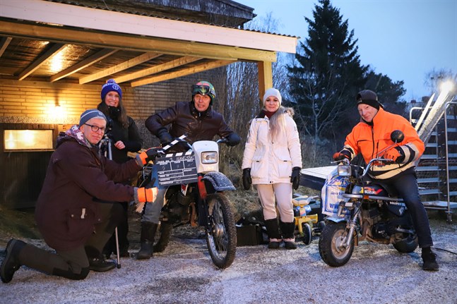 Kurt Rusk, Maria Mannfolk, Roger Lindholm, Najda Söderholm och Jan-Ola Granholm är gänget bakom julserien "Hänt & Tänt i advent".
