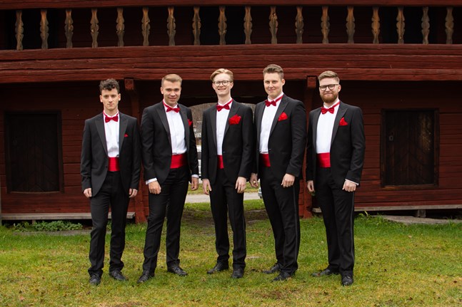 Guns Rosor vid Kyrkbackens Hembygdsgård i Karleby. Från vänster i bild Robin Grankvist, Herman Hagnäs, Holger Lund, Herman Nyqvist och Joel Åman.
