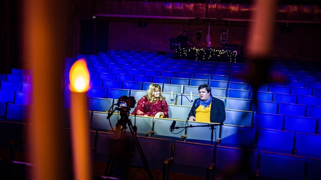 Heléne Nyberg och Thomas Enroth samtalar mellan julkonsertens uppträdanden.