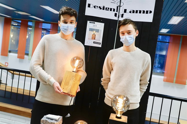 Vasabon Hampus Enlund och Malaxbon Benjamin Sundlin fick pris för bästa produkt. De gör egna lampor i företaget Design Lamp UF.