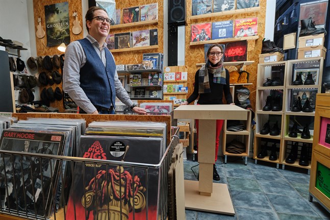 I Toni Viljanmaas och Satu Särkijärvis affär säljs vinyler och möbler, men även skor och kepsar.