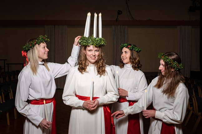 Luciaföljet i Karleby 2020 bestod av tärnan Lotta Emmes, lucia Krista Kuniala samt tärnorna Sandra Hongell och Janika Granvik.
