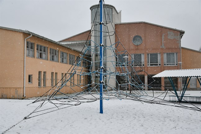 Kantakaupungin koulu i Kristinestad hade stängt på fredagen. Eleverna fick distansundervisning. På måndag bestäms om de får återvända till skolan på tisdag.