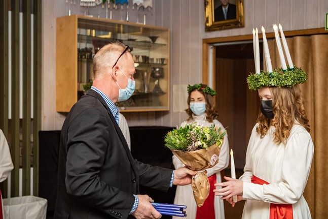 Robert Nylén överräcker Lucia buketten åt Karlebys Lucia 2020, Krista Kuniala