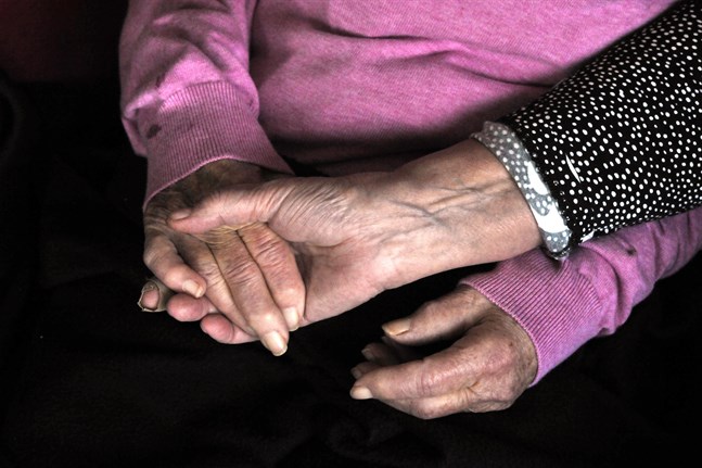 De senaste sex veckorna har 57 procent av samtliga avlidna i covid-19 i Sverige bott på äldreboende.