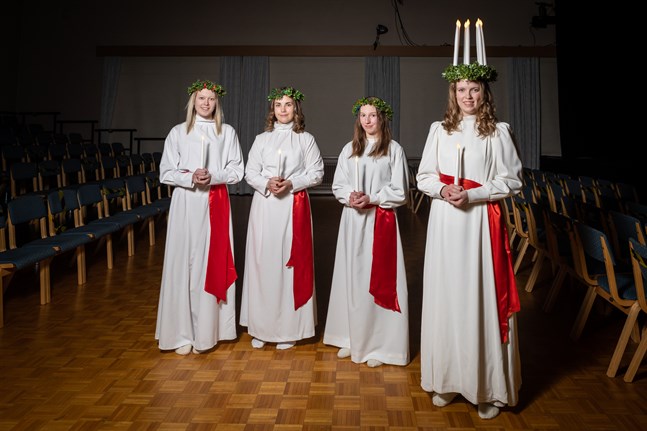Krista Kuniala var Karlebynejdens lucia år2020. Här med tärnorna Lotta Emmes, Sandra Hongell och Janika Granvik.