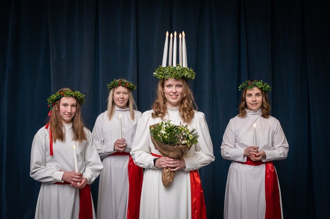 Lucia i Karleby 2020 med följe; Janika Granvik, Lotta Emmes, lucia Krista Kuniala och Sandra Hongell.