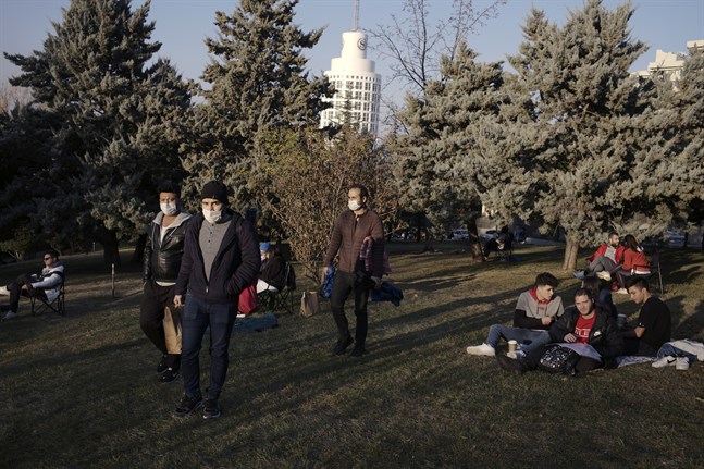 Flera passade på att hämta frisk luft en park i Ankara timmarna före stadens två-dagars nedstängning.