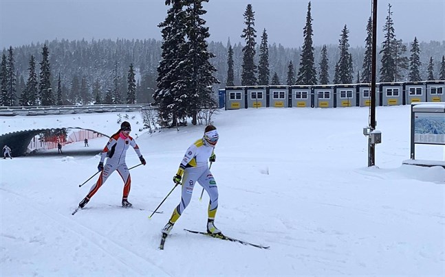 Den blivande segraren Julia Häger drar före Hanna Ray. Nere i backen skymtar också Andrea Julin.