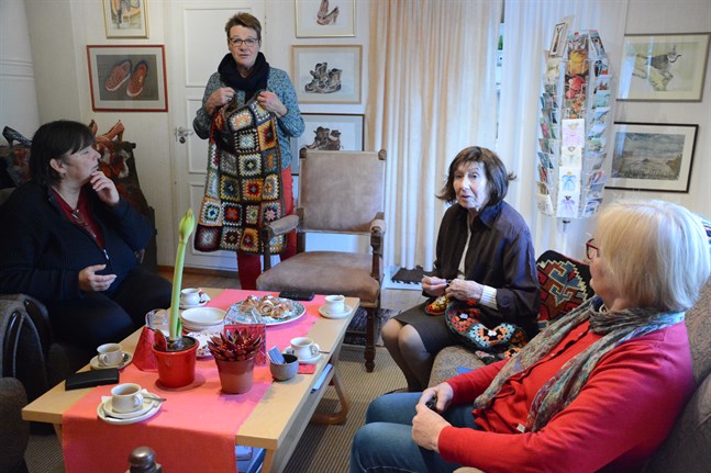 Kirsi Mertala, Lis-Marie Enroth-Niemi, Vuokko Kuhalampi och Marja-Liisa Sjöblom skapar trivsel och gemenskap med virkade alster i Stadsparken i Kaskö. Staden visar sin uppskattning med ett pris.