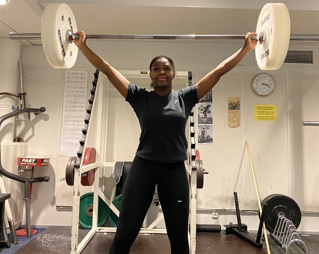 Emmanuela Koomson tränar en hel del styrka nu då släggan blir tyngre till en ny säsong. Om cirka två månader går nästa FM-tävling för talangen som haft en riktig raketkarriär.