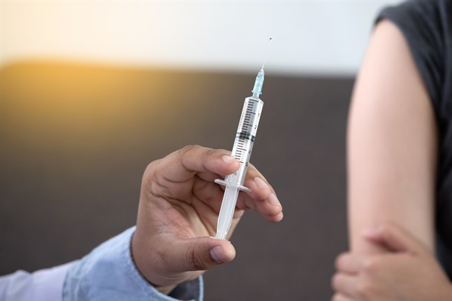 Finländska flickor har fått HPV-vaccin sedan 2013. I höst togs också vaccinet med i det nationella vaccinationsprogrammet för pojkar. Genrebild.