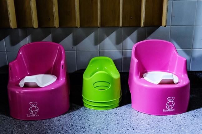 Det finns ingenting som talar för att riktigt små barn skulle gagnas av småbarnspedagogik, enligt Aino Saarinens forskning.