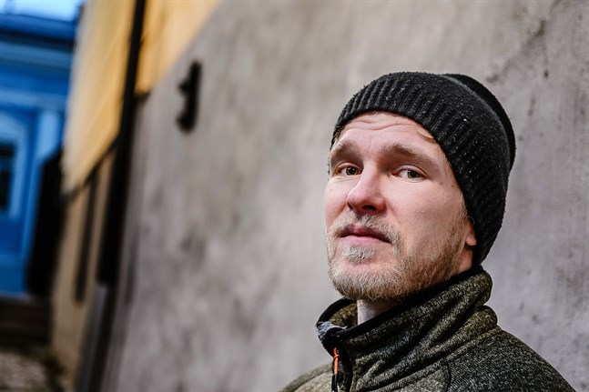 Christoffer Envall i vinterskrud på stadsbesök. Han bor i Lappfors numera.