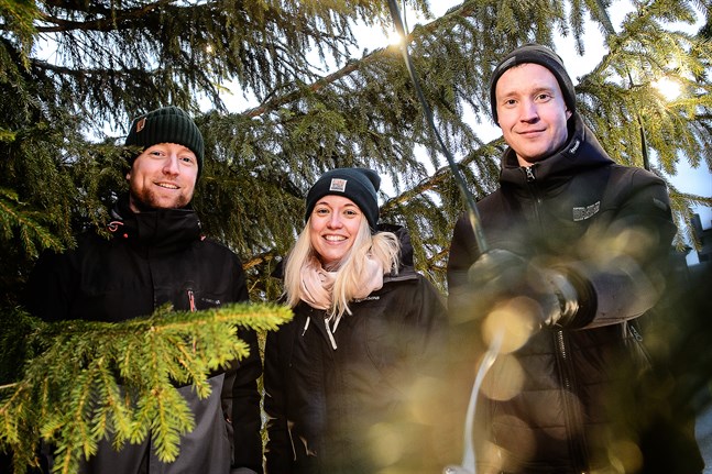 Rolli Snellman, Camilla Svenfelt och Jonatan Brännbacka hoppas att den yngre generationen också bänkar sig framför julsändningen på onsdag.