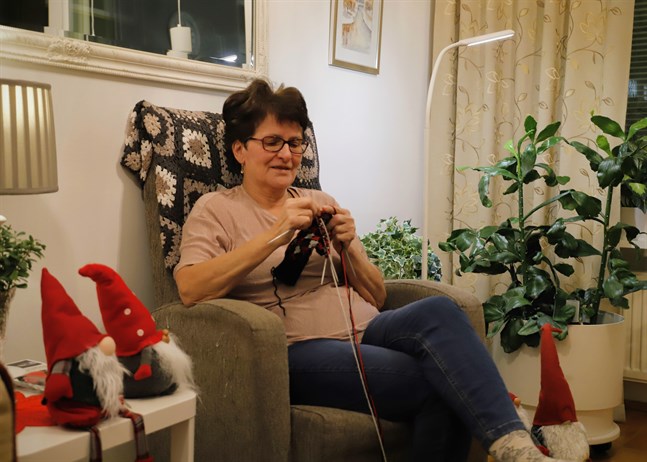 Hemma hos Birgit Ekman har stickorna gått varma hela coronaåret. Hon har stickat babytossor till asylsökande och julklappar till familjen.