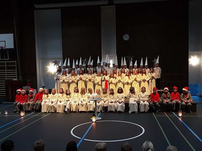 Luciamorgon i Språkbadsskolan i Jakobstad. Det är 5Sb och 2Kk som står för lussandet.