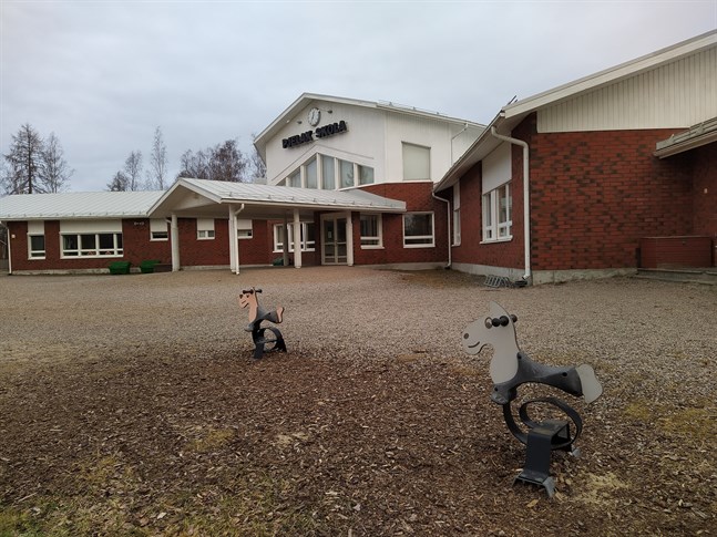 Pjelax skola (bilden) sätts i karantän från och med måndag och övergår till distansundervisning. Det samma gäller Stenbackens skola i Kåtnäs.