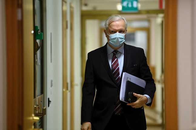 Finlands banks chefdirektör Olli Rehn ser stora svårigheter i att förutspå ekonomin då coronakrisen för med sig enorm osäkerhet.