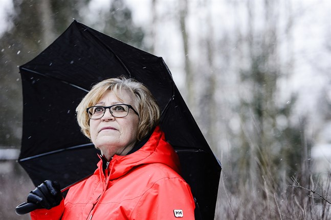 Sonja Engström tror det finns ett samband mellan att hon var ute när strålningsvärdena var höga och att cystan utvecklades till en elakartad tumör. Veckan efter kärnkraftverksolyckan var hon ute varje dag.