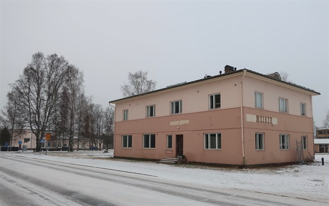 Meiker-fastigheten får rivas och därmed kan försäljningen av hus och tomt till Kronoby Bostäder slutföras.