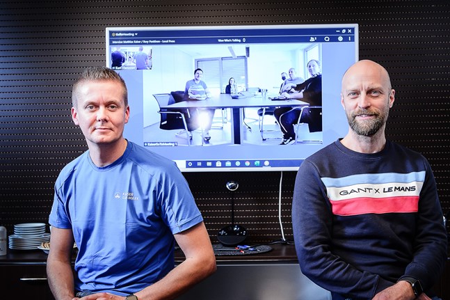 Rory Penttinen och managern Marcus Jansson på virtuell presskonferens vid Eur-Mark i Nykarleby. På skärmen syns Penttinens stallkamrat, Matthias Kaiser, till vänster i bild. De båda förarna kommer precis som i somras att dela bil nästa år.