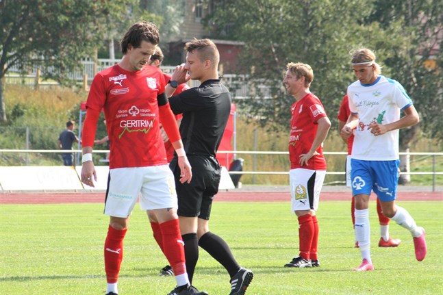 I somras spelade Michael Kozielek för Sporting och spelade mot Kraft. Nu flyttar amerikanen över till Närpeslaget i division 2.