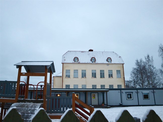 Det nya daghemmet som ska byggas intill Södra Ringvägen är redan lite dyrare än planerat. Då det står klart kan de tillfälliga barackerna på torget tas bort och verksamheten flytta in i nybyggt.