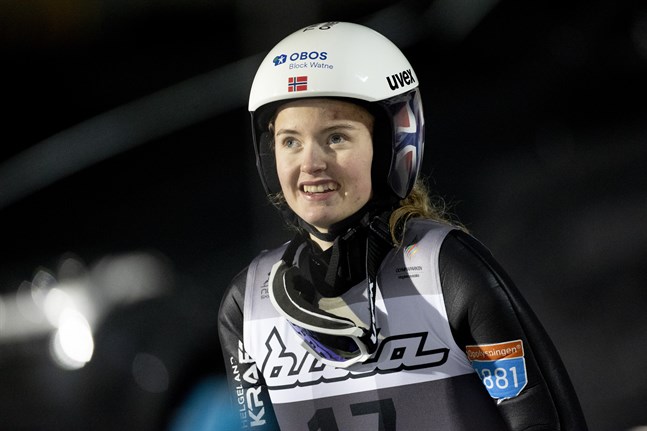 Gyda Westvold Hansen blev tvåa i den historiska första världscuptävlingen i nordisk kombination.