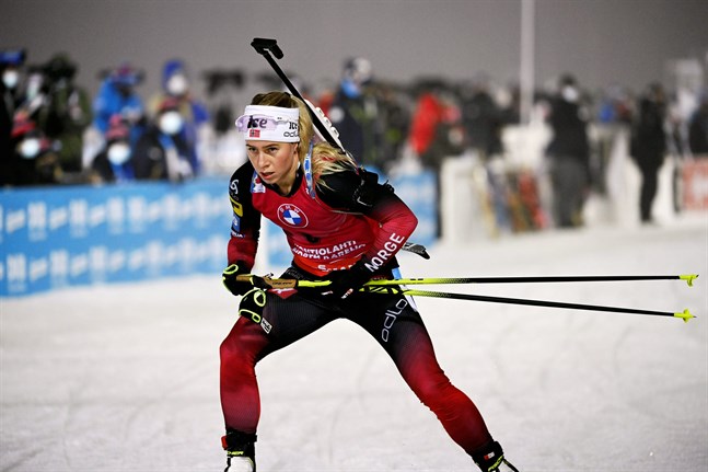 Norskan Tiril Eckhoff vann fredagens sprint trots att hon hade en bom.