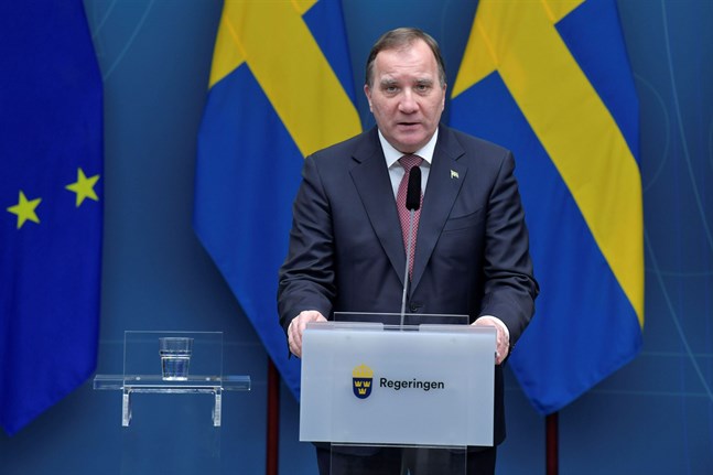 I december har man skärpt restriktionerna i Sverige. Bland annat ska man använda munskydd i kollektivtrafiken under vissa tider, man får inte servera alkohol efter klockan 20 och handeln uppmanas ställa in mellandagsrean. Det meddelade Sveriges statsminister Stefan Löfvén på en presskonferens.