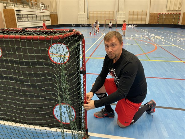 Det är ett måste att satsa på juniorerna för att föreningen ska överleva, menar SC Saragozas tränare Mats Backlund.