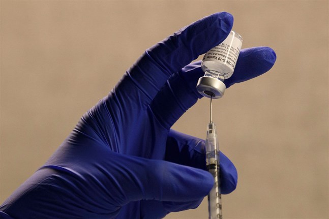 Regeringen presenterar en plan för vaccinationerna mot coronaviruset på måndagen.