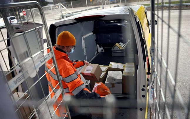 Reserestriktionerna mellan Finland och Storbritannien orsakar fördröjningar i postleveranser mellan länderna, meddelar Posten.