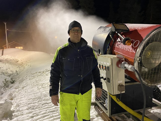 Mattias Rönn vaktade snökanonerna på Vargberget förra veckan då det ännu var kallt. Nu har man fått till stånd ett skidspår på 400 meter.