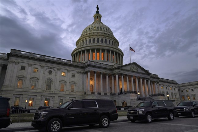 Kapitolium i USA:s huvudstad Washington där kongressen samlas. Under måndagskvällen, lokal tid, röstade både representanthuset och senaten ja till ett virusstödpaket värt 900 miljarder dollar.