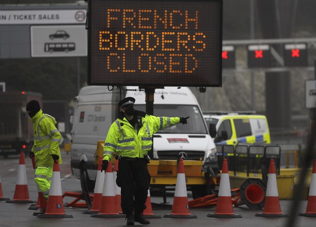 Brittisk polis dirigerar om trafik vid färjeterminalen i Dover.