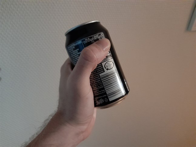 Polisen undersöker ett fall där läskedrycksbomber kastats i Ilmola.